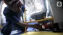 Teknisi menunjukkan alat pemadam kebakaran yang berada di bawah kursi penumpang bus Transjakarta Zhong Tong di Depo PPD F Klender, Jakarta, Rabu (30/10/2019). (merdeka.com/Iqbal S. Nugroho)
