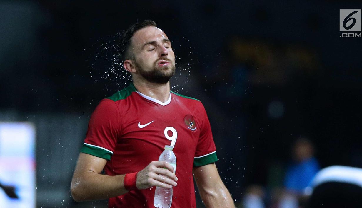 Pemain depan Timnas Indonesia, Illija Spasojevic saat melawan Guyana pada laga persahabatan di Stadion Patriot Candrabhaga, Bekasi, Sabtu (25/11). Spaso mencetak dua gol dan membawa Indonesia unggul 2-1. (Liputan6.com/Helmi Fithriansyah)