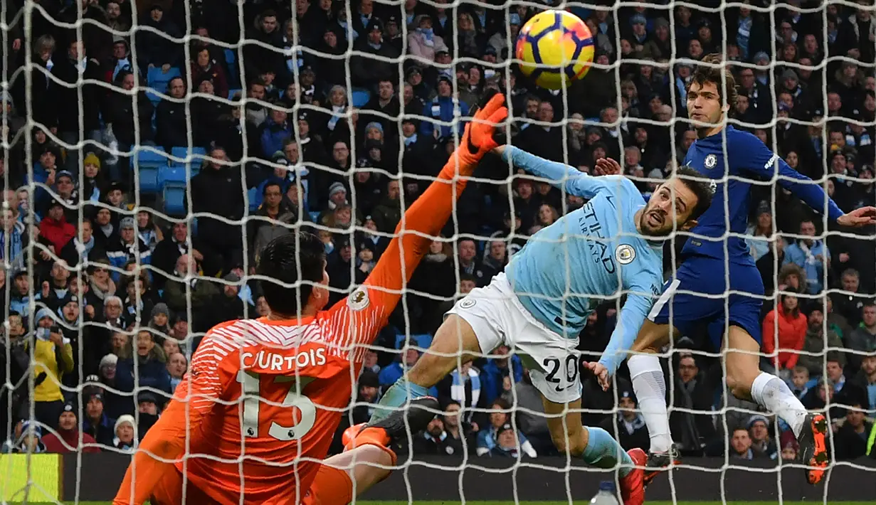 Aksi pemain Manchester City, Bernardo Silva (tengah) saat mebobol gawang Chelsea pada lanjutan Premier League di Etihad Stadium, Manchester, (04/03/2018). Manchester City menang 1-0. (AFP/Anthony Devlin)