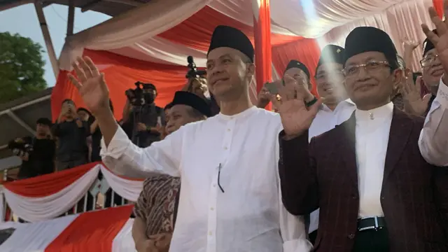 Bakal Capres PDIP Ganjar Pranowo bersama  Imam Besar Masjid Istiqlal Nasaruddin Umar saat menghadiri Halal Bihalal di di Lapangan Tikala, Kota Manado, pada Kamis (18/5/2023).