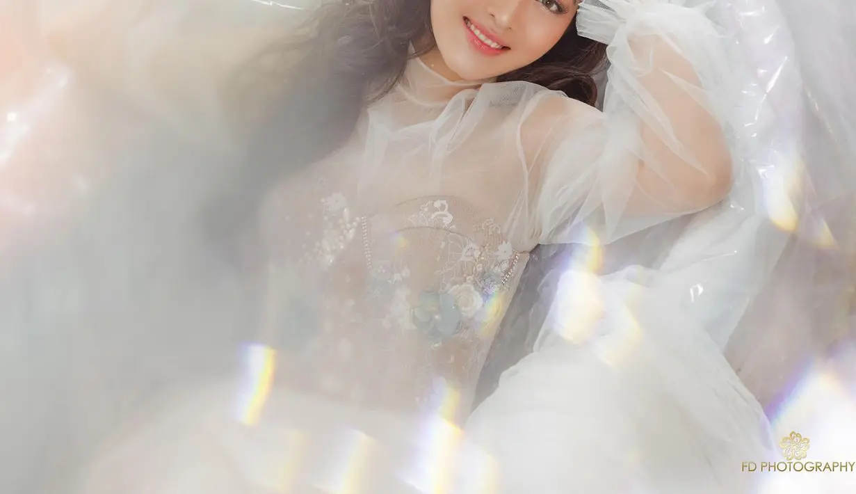 Bergaun see-through putih yang sophisticated (Instagram @natashawilona12)