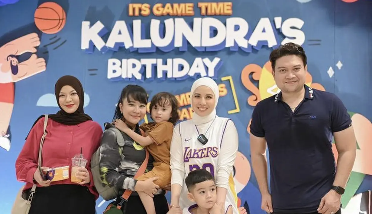 Mantan artis cilik,  Chikita Meidy hadir bersama buah hatinya. Ia pun memgenakan long sleeve hitam Nike dipadukan dengan celana hitamnya. credit: Instagram (@tya_ariestya)