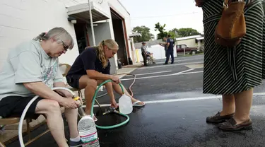 Beberapa relawan mengisikan air ke dalam botol di Fire Station Oregon, Ohio, (3/8/2014). (REUTERS/Joshua Lott)