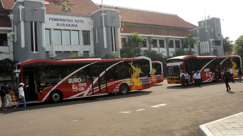 Wali kota Surabaya Eri Cahyadi meresmikan armada baru Suroboyo Bus. (Dian Kurniawan/Liputan6.com)