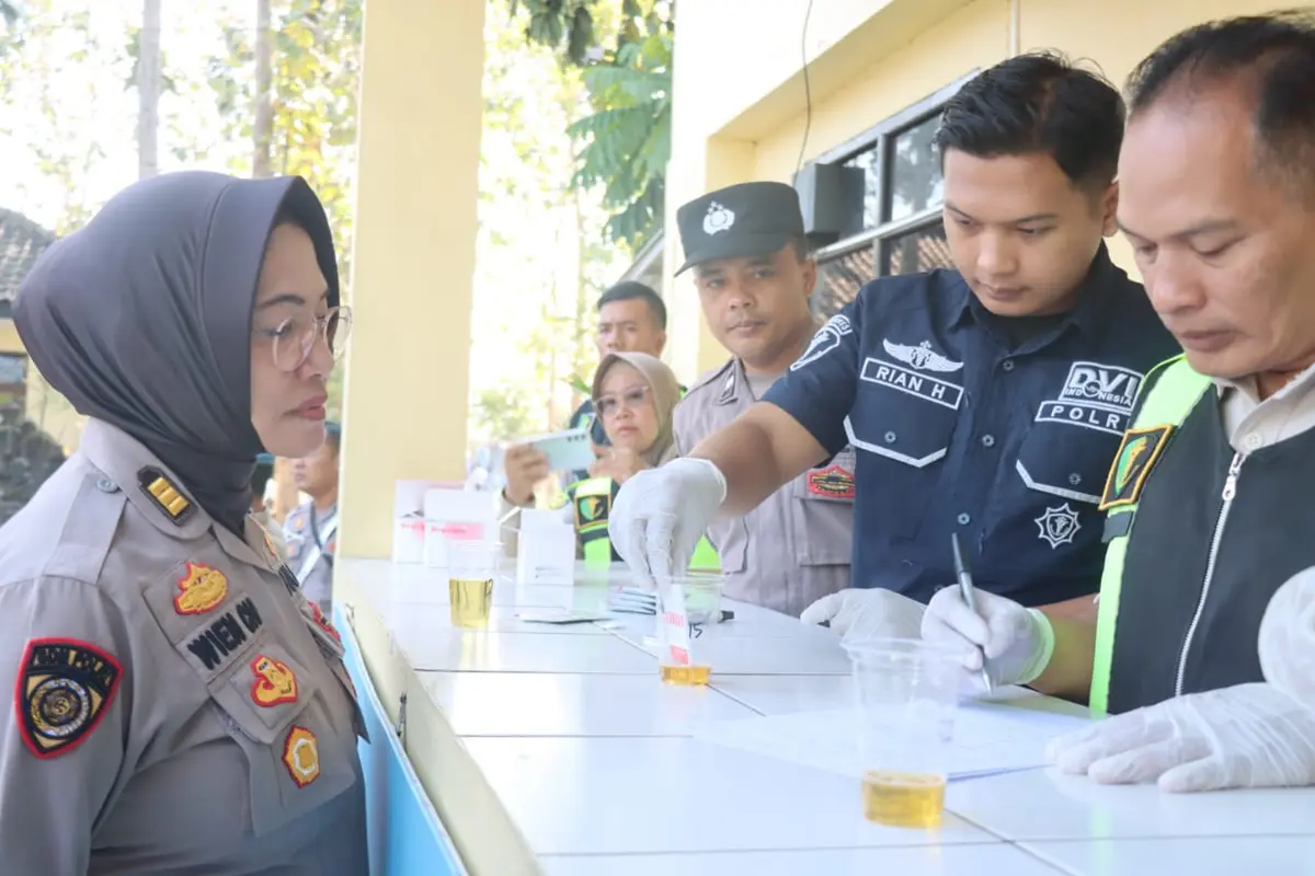 Dipimpin Kasi Propam Iptu Budiman Suhardiana, sebanyak 100 anggota polres Garut, Jawa Barat, melakukan pemeriksaan tes urine secara mendadak di halaman Mapolres Garut. (Liputan6.com/Jayadi Supriadin)