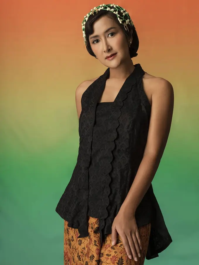 6 Potret Widi Mulia Pakai Kebaya, Ditampilkan dalam Video Lagu Terbaru