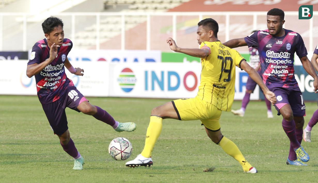 Salah satu penyebab kegagalan RANS Cilegon FC mencetak gol adalah buruknya kombinasi trio lini depan mereka. Ikhsan Nul Zikrak, Rifal Lastori, dan Patrich Wanggai, yang ditugaskan menjadi juru gedor RANS Cilegon FC masih terlihat bermain sendiri-sendiri. (Bola.com/M Iqbal Ichsan)