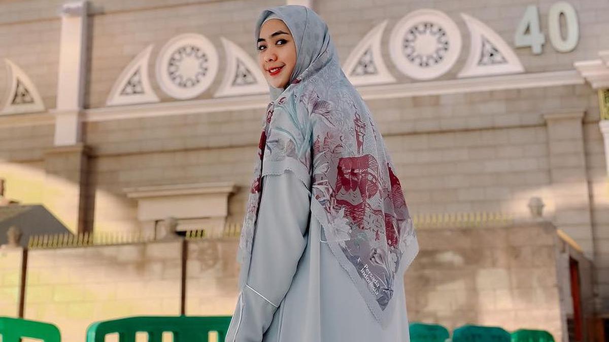 5 Tips Padu Padan Gamis dengan Kerudung Bermotif, Tampil Stylish saat Idul Adha 2025