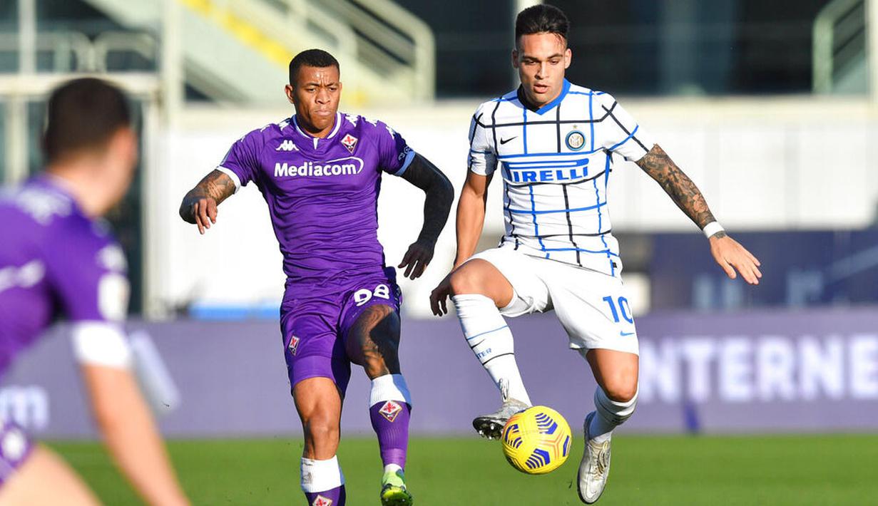 Striker Inter Milan, Lautaro Martinez, mengontrol bola saat melawan Fiorentina pada laga Coppa Italia di Stadion Artemio Franchi, Rabu (13/01/2021). Inter Milan menang dengan skor 2-1. (Jennifer Lorenzini/LaPresse via AP)