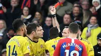 Wasit memberikan kartu merah kepada striker Arsenal, Pierre-Emerick Aubameyang saat melawan Crystal Palace pada laga Premier League di Stadion Selhurst Park, London, Sabtu (11/1). Kedua klub bermain imbang 1-1. (AFP/Daniel Leal-Olivas)