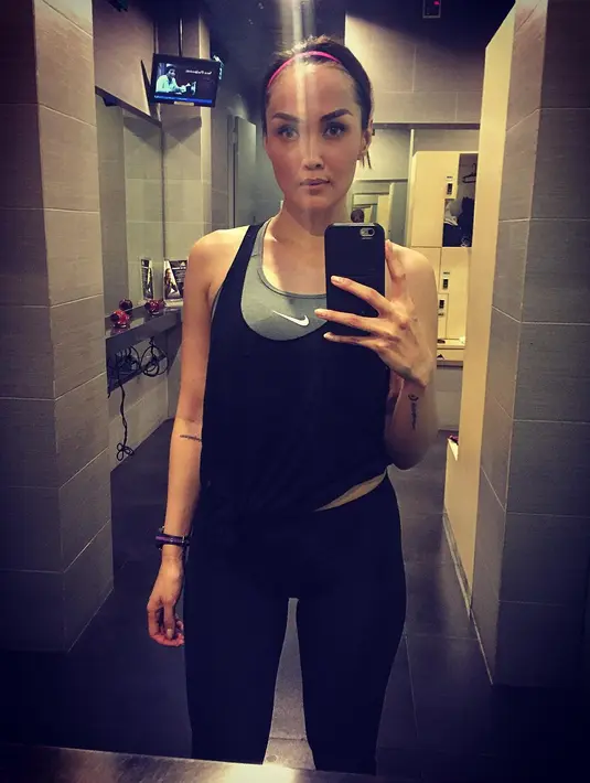 Dengan jadwal yang begitu padat, Sara selalu menyempatkan diri untuk berolahraga. Selain itu menunjang penampilannya, hal tersebut dapat membuat dirinya lebih bertenaga saat menjalankan aktivitas. (Foto: instagram.com/sarawijayanto)