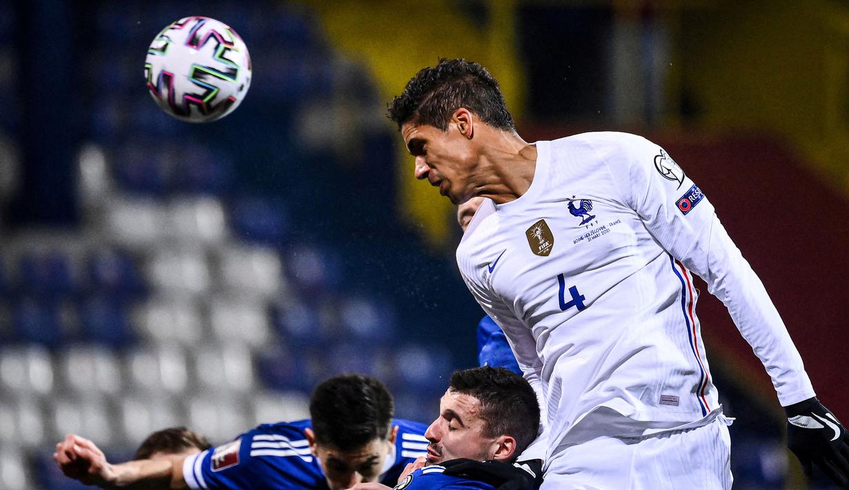 Raphael Varane (CB) - Terpilih menjadi Bek Tengah sebagai partner dari Matthijs de Ligt. Benteng pertahanan Real Madrid ini kabarnya dibanderol dengan harga 70 juta Euro menurut Transfermarkt. (Foto: AFP/Franck Fife)