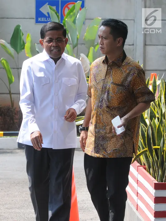Mantan Mensos dan Sekjen Partai Golkar Idrus Marham berjalan saat tiba di gedung KPK, Jakarta, Jumat (31/8). Idrus Marham diperiksa sebagai tersangka  terkait kasus menerima suap Rp 4,8 miliar proyek PLTU Riau-1. (Merdeka.com/Dwi Narwoko)