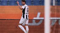 Pemain depan Juventus asal Serbia #09, Dusan Vlahovic, merayakan golnya selama pertandingan Serie A Italia antara Genoa dan Juventus di Stadion Luigi-Ferraris di Genoa, pada tanggal 28 September 2024. (MARCO BERTORELLO/AFP)