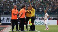Pelatih Persija Jakarta, Julio Banuelos, mendapat kartu kuning saat mendampingi timnya melawan Persebaya Surabaya di Stadion Gelora Bung Tomo, Surabaya, Sabtu (24/8/2019). (Bola.com/Aditya Wany)