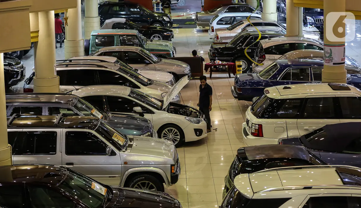 Suasana penjualan mobil bekas di sebuah pusat perbelanjaan di Jakarta, Jumat (26/3/2021). Perusahaan pembiayaan belum tentu memberikan kredit kepada mereka yang hendak memanfaatkan pajak nol persen untuk membeli mobil baru dengan mudah di tengah naiknya risiko kredit macet (Liputan6.com/Johan Tallo)
