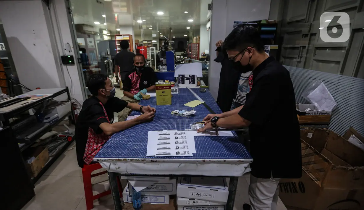 Pekerja mengecek cetakan digital printing PT Bintang Sempurna di kawasan Benhil, Jakarta Pusat, Rabu (24/2/2021). Usaha Digital Printing ini tetap bertahan sepanjang pandemi covid 19 yang hampir 1 Tahun di Indonesia.  (Liputan6.com/Johan Tallo)