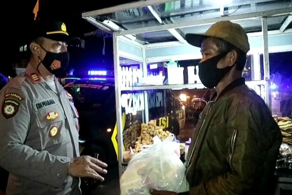 polisi bagikan sembako