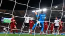 Pemain Liverpool Georginio Wijnaldum berhasil mencetak gol ke gawang AS Roma dalam pertanding semifinal Liga Champions di Stadion Olimpico, Roma (2/5). (Riccardo Antimiani / ANSA via AP)