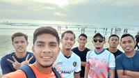 Para pemain Sriwijaya FC bersantai di Pantai Seminyak setibanya di Bali jelang semifinal Liga 2 2019. (Bola.com/Gatot Susetyo)