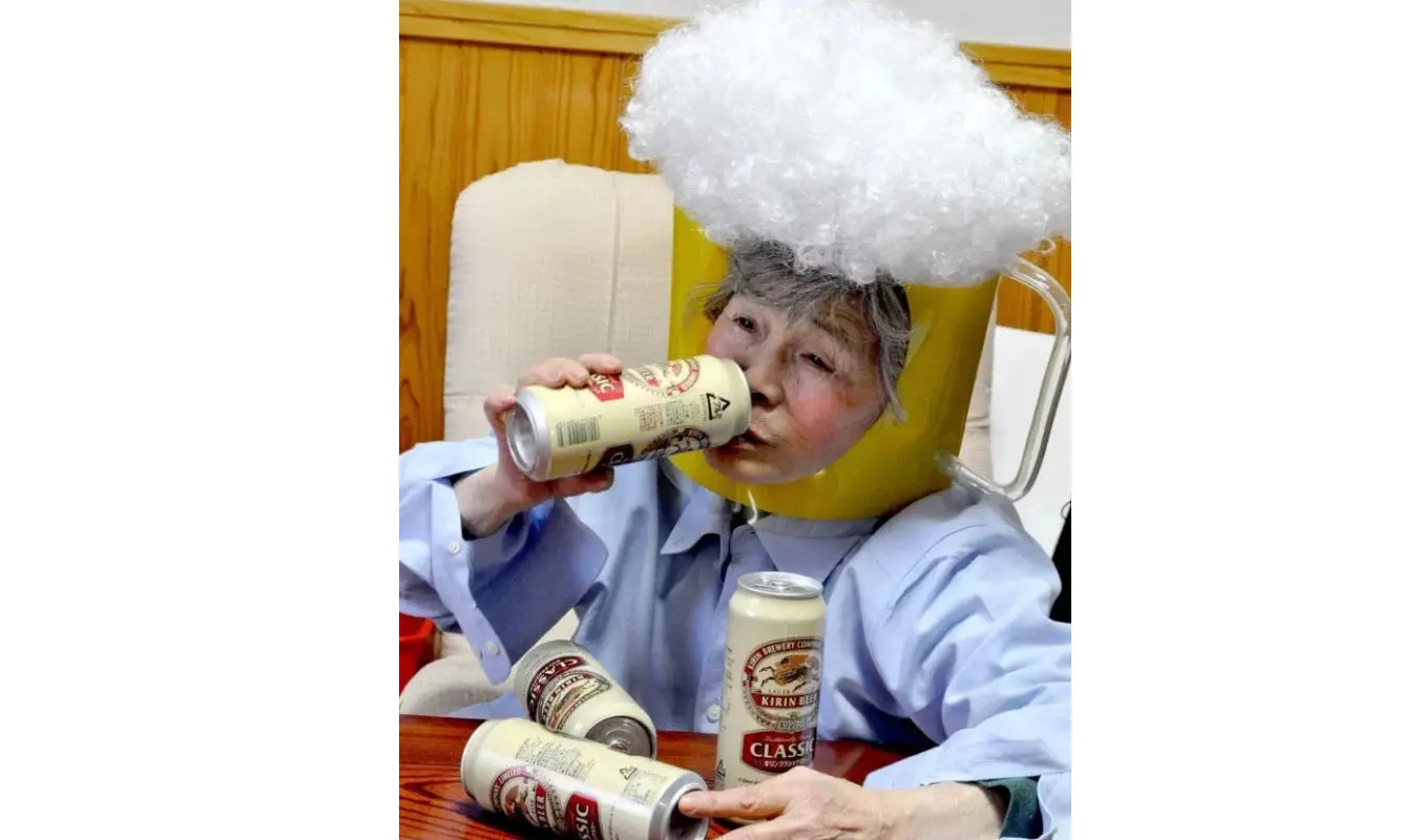 Foto nenek 89 tahun mengenakan kostum lucu  sembari menenggak bir dari sebuah kaleng (Sumber: Peta Pixel)
