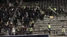 Aparat kepolisian bentrok dengan suporter pada final Piala Polda Jateng yang mempertemukan PSIS Semarang dengan Persis Solo, Sabtu (4/7/2015). (Bola.com/Vincensius Suwarno)