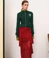 Tory Burch mengambil pola dasar pakaian olahraga dan meningkatkan kepribadiannya dengan sedikit funk, dan banyak kesenangan. Siluet pakaian seperti kemeja polo, kardigan, celana jins lima saku, jas panjang, dan setelan rok. Di sini, penampilannya memancarkan gaya tahun 90-an yang keren dengan kepekaan modern dalam palet warna cerahnya dan perpaduan antara busana kasual dan mewah. Dok. Tory Burch
