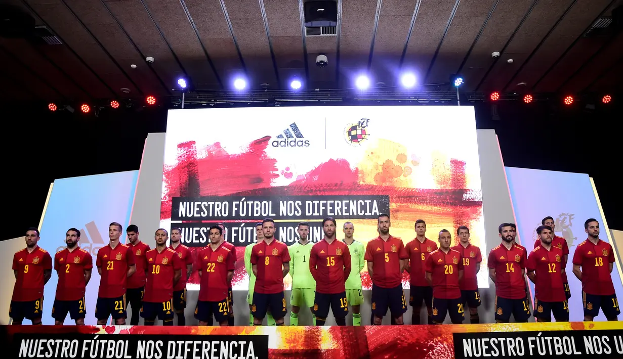 Pemain Timnas Spanyol berpose saat presentasi jersey baru untuk Piala Eropa 2020 di Las Rozas de Madrid, Spanyol, Selasa (12/11/2019). Timnas Spanyol memperkenalkan jersey baru untuk menyambut Piala Eropa 2020. (OSCAR DEL POZO/AFP)