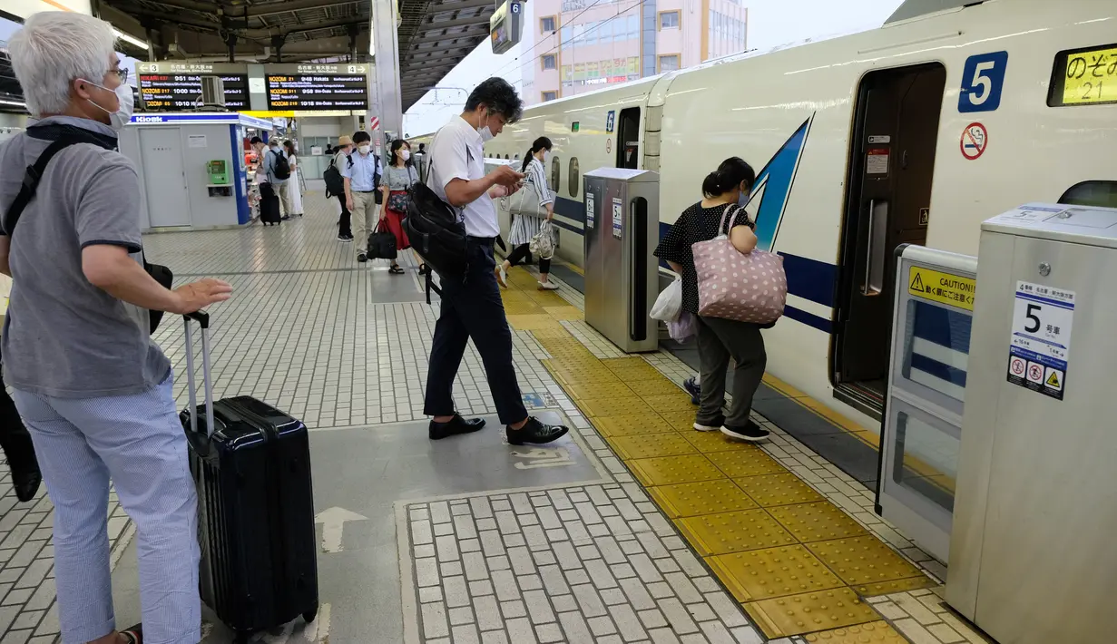 Penumpang naik kereta peluru Shinkansen di stasiun kereta Shin-Yokohama di Yokohama, Prefektur Kanagawa (22/7/2020). Kampanye "Go To Travel" menawarkan subsidi dan diskon untuk pelancong dalam upaya menghidupkan industri pariwisata domestik yang dilanda pandemi COVID-19. (AFP Photo/Kazuhiro Nogi)