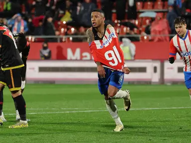 Gelandang Girona, Savio Moreira (tengah) melakukan selebrasi setelah mencetak gol kedua timnya saat pertandingan sepak bola Liga Spanyol melawan Rayo Vallecano de Madrid di Stadion Montilivi, Girona, 26 Februari 2024. (LLUIS GENE/AFP)