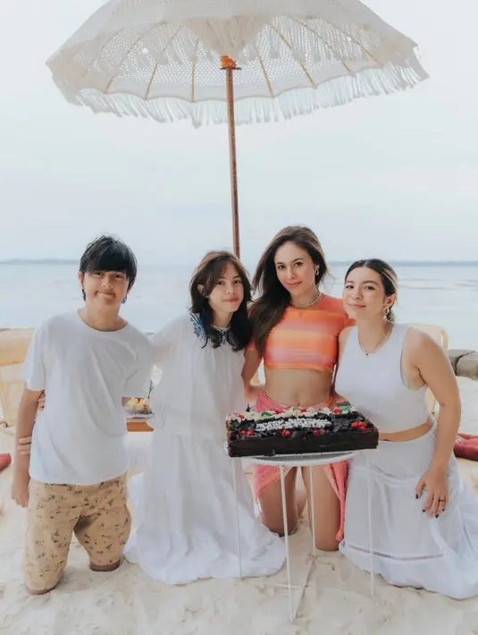 Sambil merayakan ulang tahunnya, Wulan Guritno mengajak anak-anaknya berlibur di private beach di Kepulauan Seribu, Jakarta. Ia tampil dengan swimwear orange, dan anak-anaknya kompak berbaju putih. [@wulanguritno]