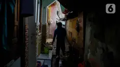 Warga beraktivitas di permukiman padat penduduk RW 12 Tanah Tinggi, Johar Baru, Jakarta Pusat, Selasa (12/11/2024). (Liputan6.com/Herman Zakharia)