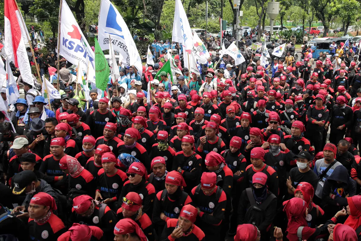 Massa Buruh Kepung Balai Kota DKI