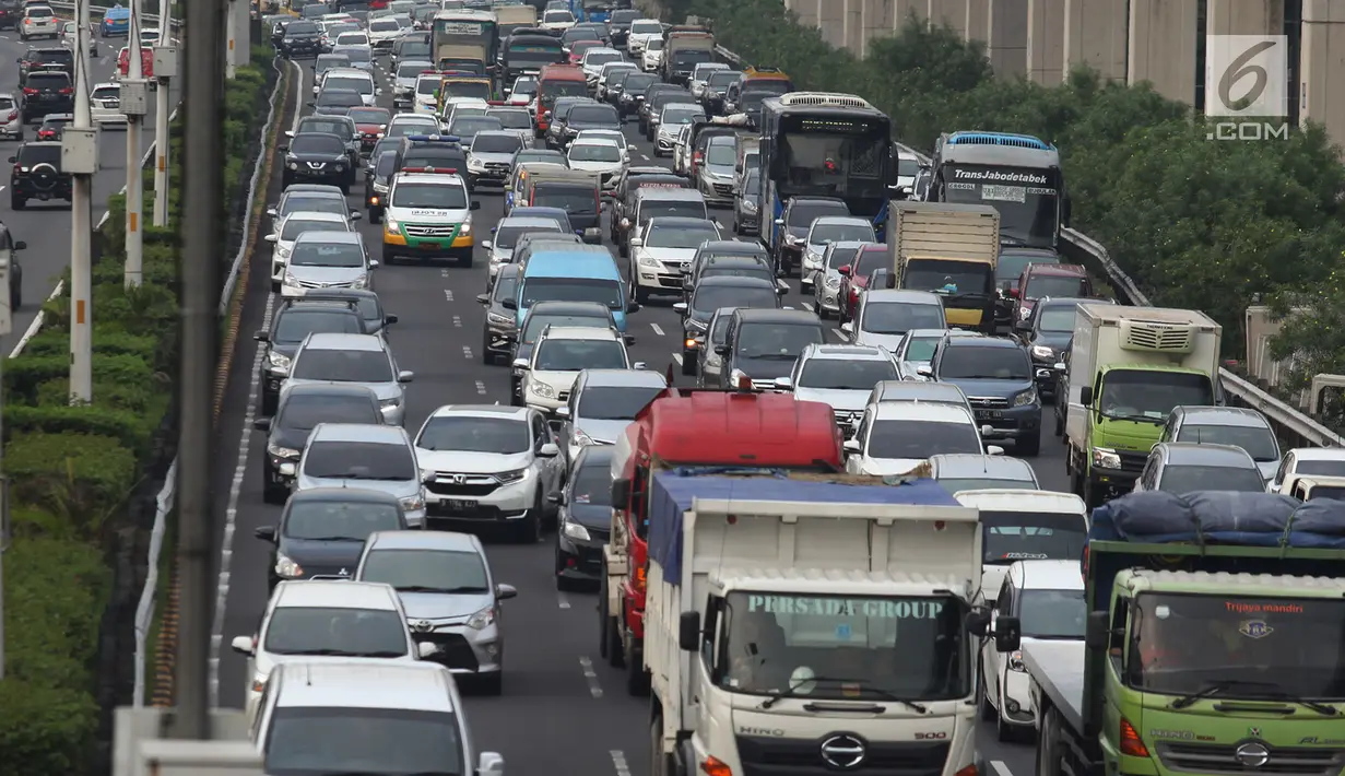 Lalu lintas pada libur akhir pekan berbarengan dengan libur Maulid Nabi Muhammad SAW mengalami  padat merayap di ruas jalan tol Jagorawi menuju Bogor dan sebaliknya dari arah Bogor masuk Tol dalam Kota,Jakarta, Sabtu (17/11). (Merdeka.com/Imam Buhori)