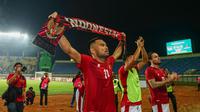 Saddil Ramdani menyapa pendukung Timnas Indonesia usai laga melawan Bangladesh di Bandung (1/6/2022) (Dok. PSSI)