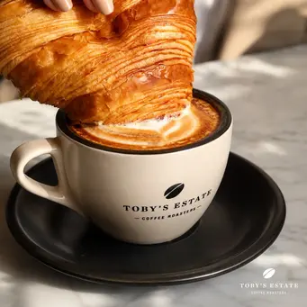 Kopi dan pastry di Toby's Estate. (dok. Instagram @tobysestateid)