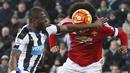 Pemain Newcastle, Chancel Mbemba, melakukan handball saat melawan Manchester United pada laga Liga Premier Inggris, di Stadion St James Park, Inggris, Selasa (12/1/2016). Kedua tim bermain imbang 3-3. (Reuters/Carl Recine)
