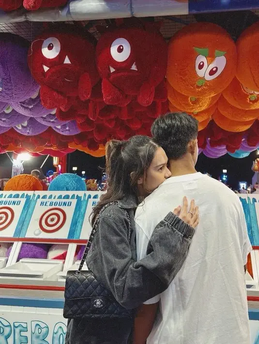 Sambil memeluk sang suami Pratama Arhan, Azizah mengenakan jaket denim sambil membawa tas Chanel hitam seharga Rp164 jutaan.  [@azizahsalsha_]