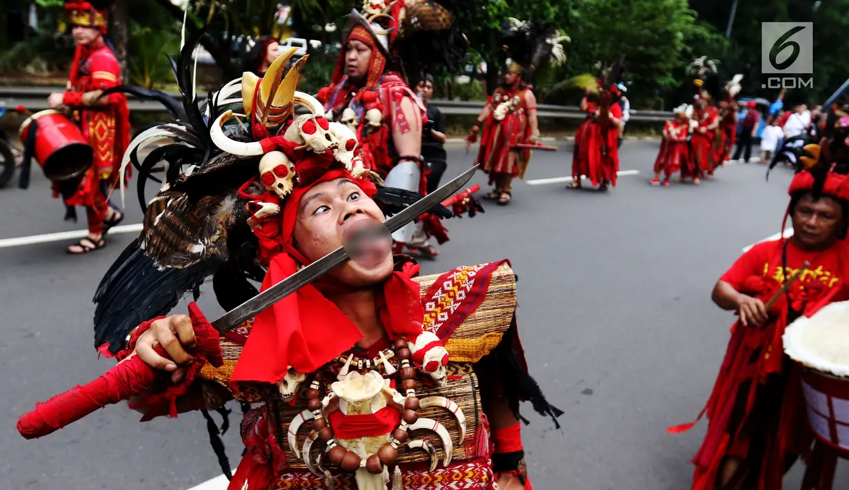 Peserta atraksi Tatung mengiris lidahnya dengan pedang saat arak-arakan perayaan Cap Go Meh di kawasan Petojo, Jakarta, Selasa (19/2). Arak-arakan ini melewati kawasan Petojo hingga Cideng. (Liputan6.com/Angga Yuniar)