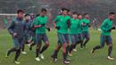 Para pemain Timnas Indonesia U-19 saat melakukan pemanasan di Paju Football Center, Korea Selatan, 2/11/2017). Indonesia akan melawan Korea Selatan Sabtu 4 November 2017.(Bola.com/Dok.PSSI/Bandung Saputra)