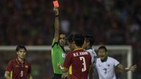 Gelandang Timnas Indonesia, Hanif Sjahbandi, menerima kartu merah saat melawan Vietnam pada laga SEA Games di Stadion MPS, Selangor,Selasa (22/8/2017). Kedua negara bermain imbang 0-0. (Bola.com/Vitalis Yogi Trisna)