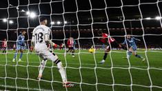 Pemian Aston Villa, Alex Moreno (kanan) mencetak gol kelima timnya ke gawang Sheffield United pada laga lanjutan Liga Inggris 2023/2024 di Bramall Lane, Sheffiled, Inggris, Minggu (04/02/2024) dini hari WIB. (AFP/Darren Staples)