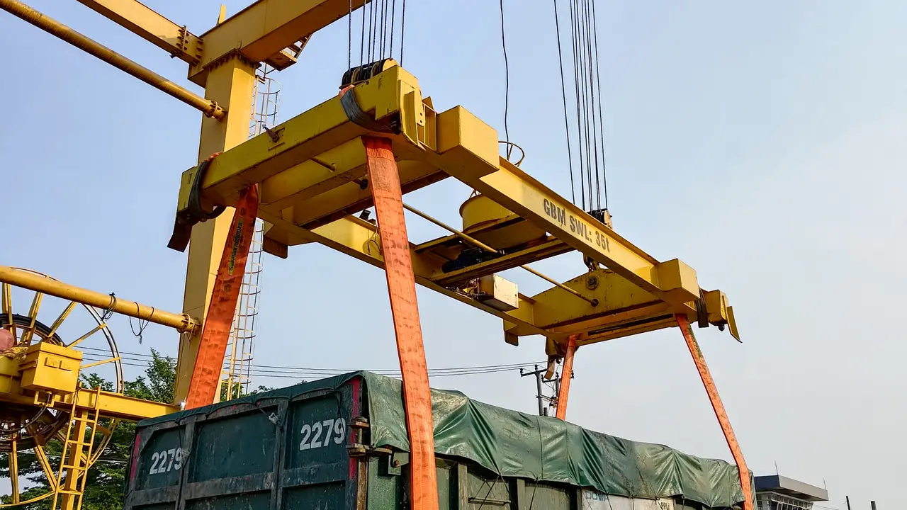 Kai Logistik melakukan diversifikasi bisnis layanan angkutan limbah B3 menggunakan roll off box relasi Kalimas (Surabaya) - Nambo (Jawa Barat)