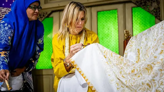 Gaya Semi Formal Busana Ratu Maxima dari Belanda Saat Kunjungan di Jawa Tengah, Padukan Setelan Kuning dengan Kain Batik