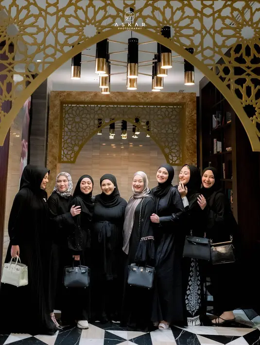 Geng Mamayu terdiri dari beberapa seleb tanah air. Mereka adalah Aurel Hermansyah, Margin Wieheerm, Kesha Ratuliu, Melody Laksani eks JKT48, Dinda Hauw, Shania Indriani, Syifa Hadju, dan Lesti Kejora. Foto: Instagram.