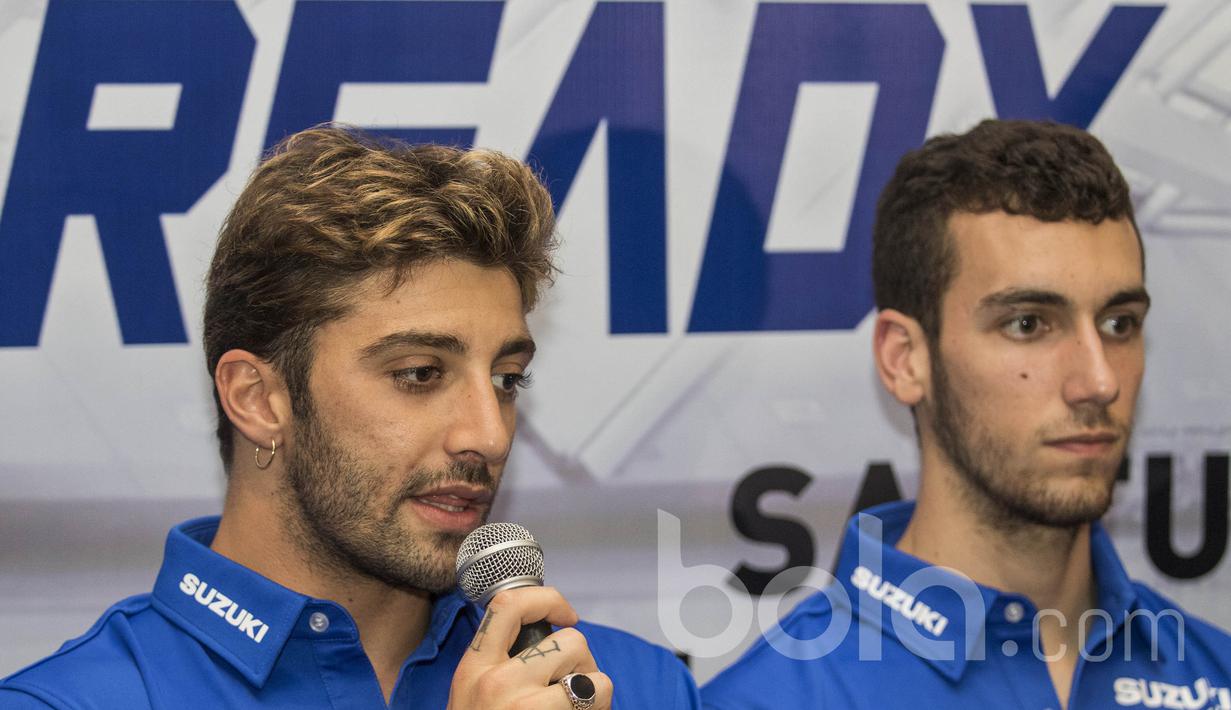 Pebalap MotoGP dari Suzuki Ecstar, Andrea Iannone, bersama rekannya Alex Rins menjawab pertanyaan wartawan saat jumpa pers di Cilandak Town Square, Jakarta, Sabtu (18/2/2017). (Bola.com/Vitalis Yogi Trisna)