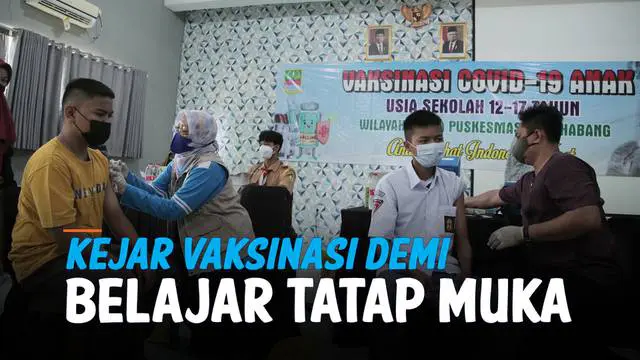 Ratusan siswa SMK di Kabupaten Bekasi, Jawa Barat mengikuti vaksinasi Covid-19. Selain untuk mengejar kekebalan komunal, vaksinasi juga dilakukan demi segera bisa menggelar belajar tatap muka.