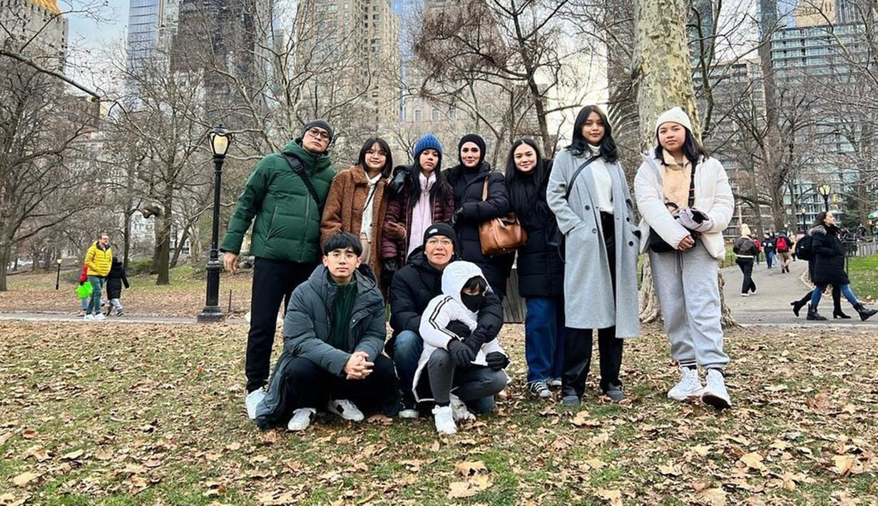 Menariknya, selama di sana ia sempat bertemu dengan Ari Lasso sekeluarga yang juga berlibur. Mereka bertemu dan bermain di Central Park. Meski demikian, Ahmad Dhani tidak ada di tengah-tengah mereka. Mulan sendiri tak menjelaskan alasan Dhani tidak ikut.(Liputan6.com/IG/@mulanjameela1)