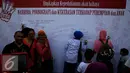 Sejumlah warga menandatangani spanduk sebagai wujud dukungan untuk aksi Keluarga Indonesia Menolak Narkoba, Pornografi, dan Kekerasan Terhadap Perempuan dan Anak saat Car Free Day di Bundaran HI, Jakarta, Minggu (4/9). (Liputan6.com/Johan Tallo)