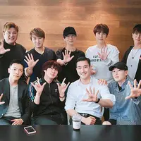 "Ada sedikit mulut tapi jumlah yang bicara sama saja. Ketika semua personel berkumpul, pasti akan berisik," ujar Eunhyuk sambil tertawa. (Foto: Soompi.com)